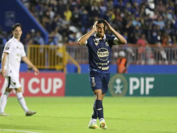 Denis Meléndez se lamenta tras una ocasión fallada frente a la portería del Alajuelense.