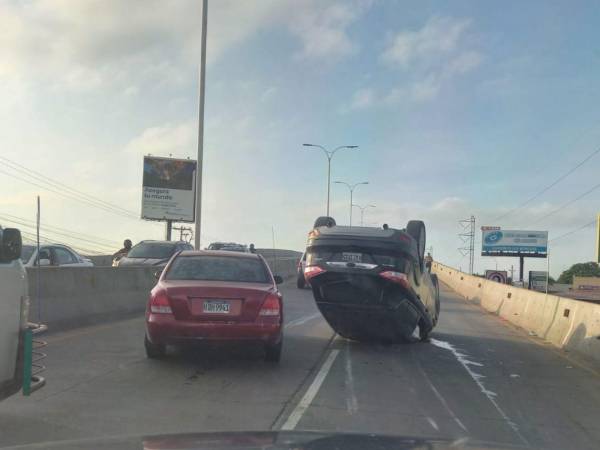 Un vehículo quedó volcado en medio del puente ubicado en la intersección con la 27 calle, en el bulevar del este de SPS.