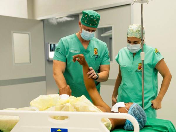 Elmer Eleazer Castro, un estudiante que en su rato libre trabaja como delivery en su motocicleta, fue operado con éxito este martes. Este es el momento en que estaba en el quirófano del Policlínico del Macro de Salud Las Palma.