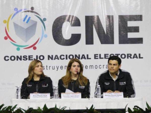 Ana Paola Hall, Cossette López (presidenta) y Marlon Ochoa, consejeros del CNE Honduras.