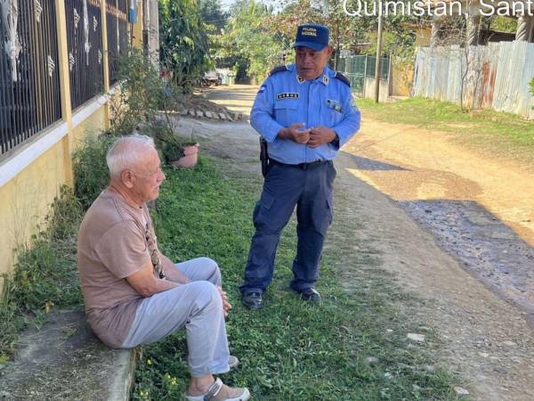 Imagen reciente de Maximiliano Muñoz dialogando con un ciudadano de Quimistán. Hay pesar por su muerte.