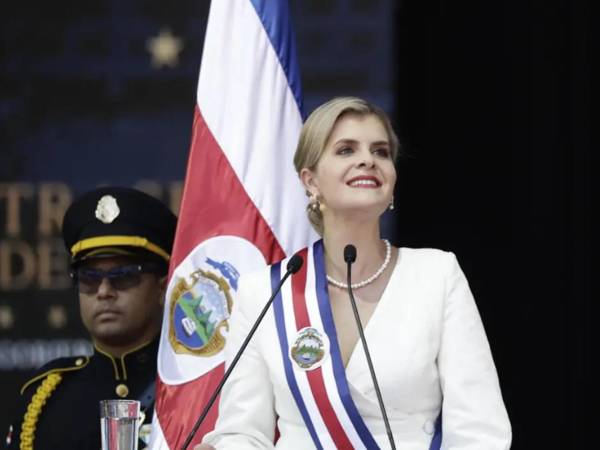 La presidenta Laura Fernández durante la ceremonia de investidura para el periodo 2026-2030 en el Estadio Nacional de San José (Costa Rica). Jeffrey Arguedas / EFE