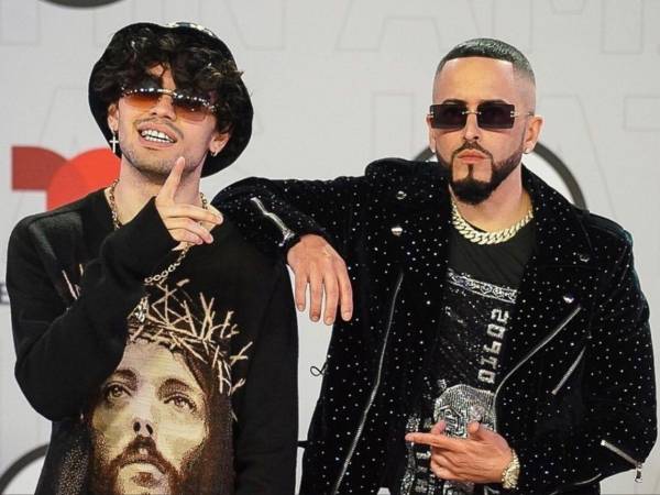 Adrián Veguilla Espada, nombre de pila de Soür, junto a su famoso padre, Yandel.