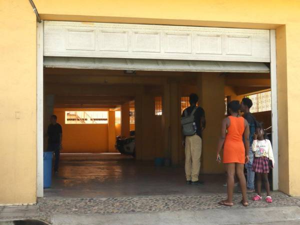 Personas desalojan un hotel tras el sismo de 7.4 registrado este viernes, en Tapachula (México).