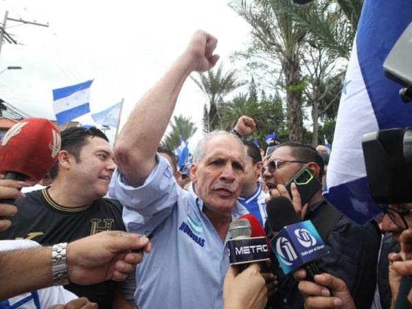 Nasry Tito Asfura duarnte la movilización de los nacionalista en la capital del país.