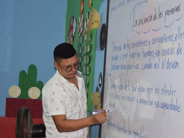 Las autoridades educativas instruyeron al personal docente a planificar y ejecutar estrategias virtuales o asignaciones académicas que permitan a los estudiantes continuar con su aprendizaje