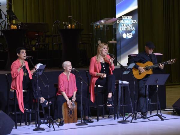 El coro y conjunto vocal femenino Brazilian Voices, proveniente del sur de Florida, fue parte de la gala, interpretando piezas de jazz brasileño y bossa nova.
