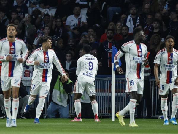 Jugadores del Lyon celebranndo uno de los goles ante el PSG.
