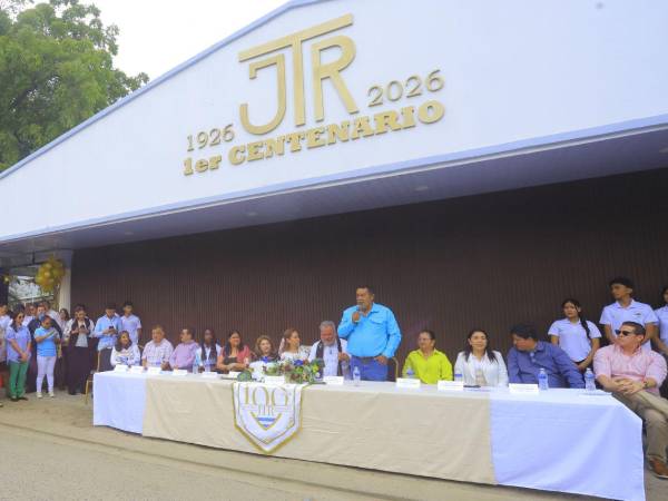 El director del JTR, Wilson Mejía, durante la inauguración de la fachada alusiva al centenario.