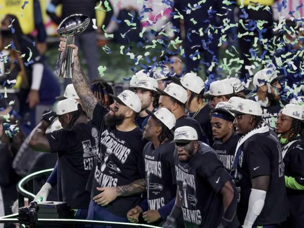 Los Seattle Seahawks celebran con el Trofeo Vince Lombardi luego de derrotaran a los New England Patriots en el Super Bowl LX.