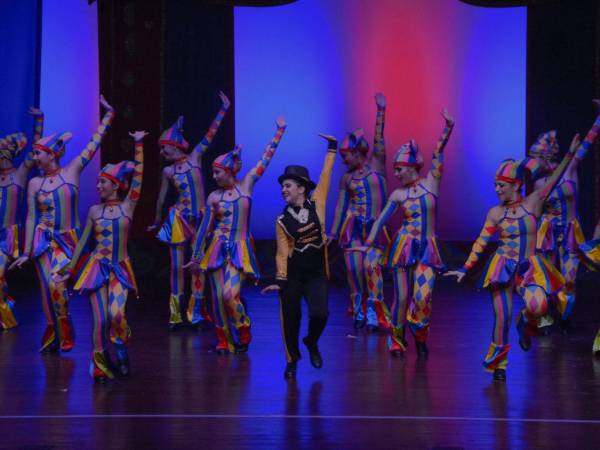 El telón se abrió con una introducción vibrante que transportó al público al universo del circo.