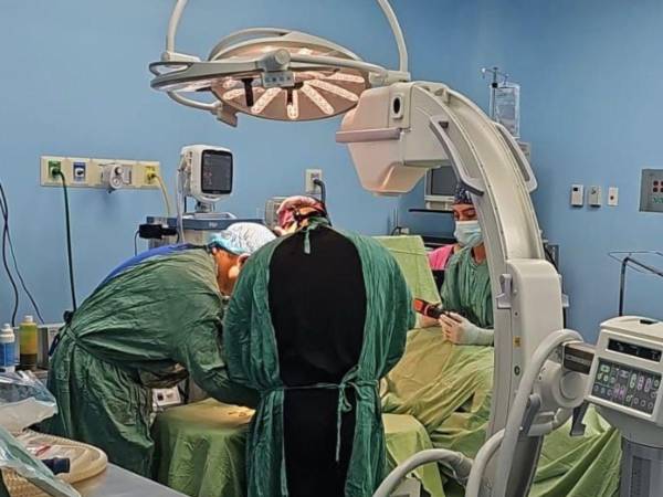 Médicos realizan una cirugía en un hospital hondureño en una fotografía de archivo.
