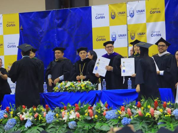 Los nuevos profesionales recibieron sus títulos de manos de las autoridades de la UNAH, entre ellas el rector Odir Fernández, el secretario general Alexander Ávila y el director del Campus Cortés, Joseph Malta, acompañados por decanos y coordinadores de las distintas carreras.