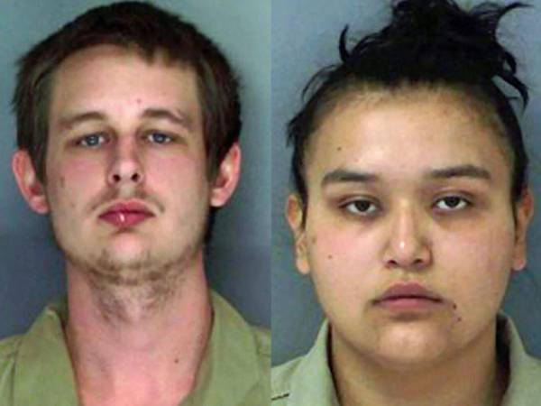 Esta pareja del condado de Douglas, Georgia, fue arrestada luego de que su hija de cinco meses fuera encontrada con 30 huesos rotos, incluyendo fracturas en costillas, brazos, piernas y muñecas.