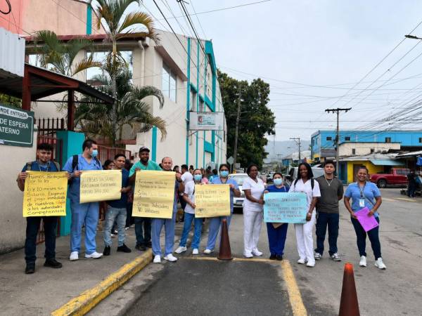 Personal de salud protesta frente al hospital Leonardo Martínez.