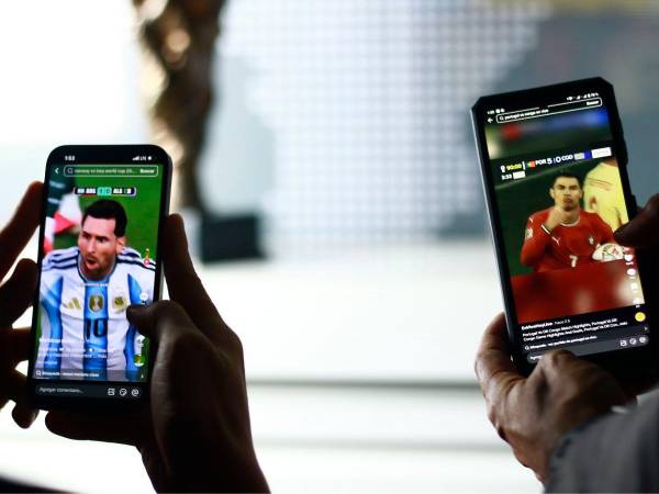 Con las conexiones móviles y tecnología 4G, durante este Mundial a diferencia del anterior, muchos hondureños disfrutan de los partidos de fútbol en cualquier lugar a través del teléfono celular.