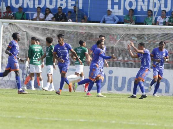 Carlos Róchez festejando su gol para la UPN contra el Marathón.