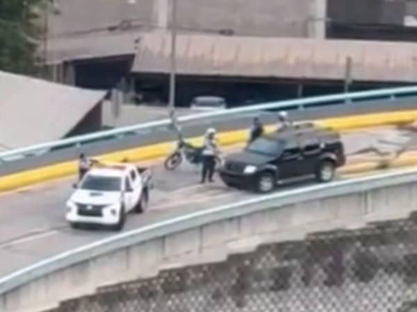 Video: Conductor de camioneta se le escapa a patrulla y motorizada en Tegucigalpa