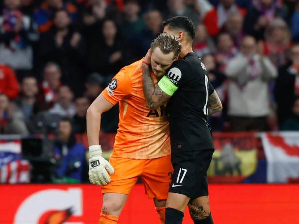 El portero recibió respaldo de sus compañeros del Tottenham.