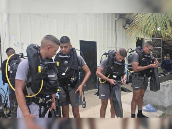 Este jueves arrancó en Roatán la extracción de las evidencias del avión de Lanhsa siniestrado el 17 de marzo de 2025, con buzos especializados contratados por la firma de abogados que lleva el caso de la demanda de los familiares de las vctimas..