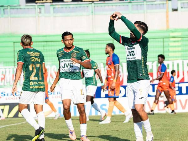Jugadores del Marathón celebrando uno de los goles ante UPNFM.