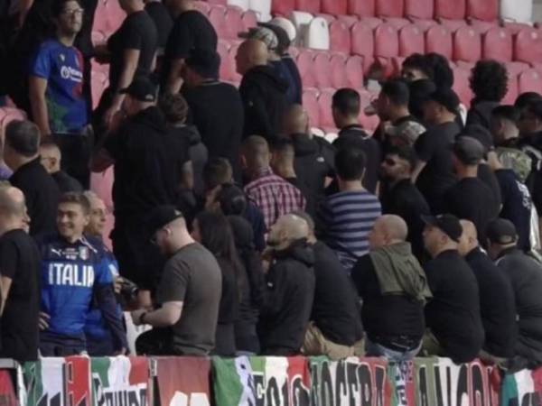 Los aficionados italianos se pusieron de espalda justamente en el momento que se entonó el Himno Nacional de Israel.