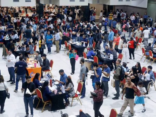 El sector privado concentra más de la mitad de los empleos. Los ingresos laborales aumentaron 6.9% y persisten diferencias importantes entre los hogares urbanos y rurales. En la imagen, una feria de empleo realizada en Expocentro, SPS.