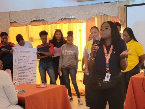 Ante la alarmante cifra de niñas y adolescentes embarazadas de la etnia garífuna, la Organización de Desarrollo Étnico Comunitario (ODECO) ha encendido las alarmas y puesto en marcha una intervención integral en siete municipios del país. Con el respaldo del Fondo de Población de las Naciones Unidas (UNFPA) y el apoyo del Gobierno de Luxemburgo, se busca frenar una problemática que amenaza el proyecto de vida de la juventud afrodescendiente.