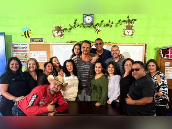 Ricardo Arjona, después de compartir unas horas con sus exalumnos, se tomó una fotografía grupal con ellos.