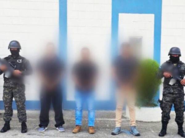 Tres policías militares enfrentan cargos por robo y uso ilegal de uniformes.