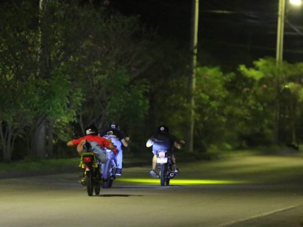 Este joven motociclista desafía los límites con una acrobacia a gran velocidad, ignorando que el más mínimo error podría costarle la vida.