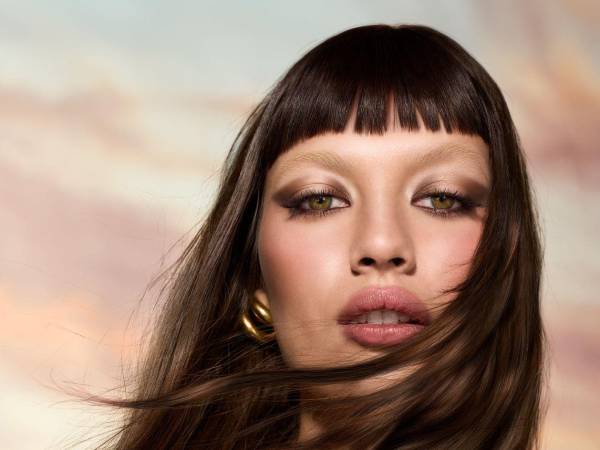 Se recrea un brillo saludable que se integra con la propia textura de la piel.