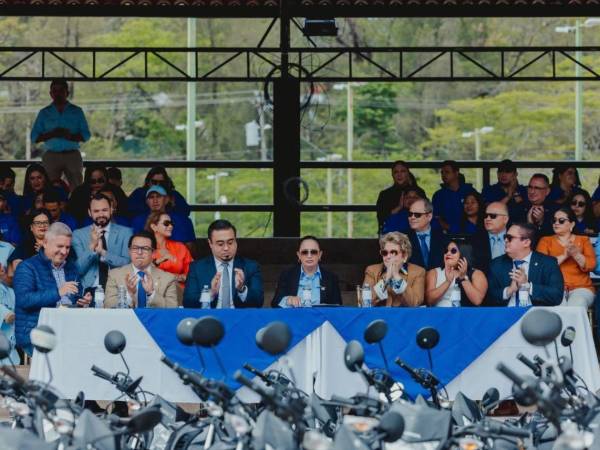 La ministra de Desarrollo Social, Fátima Juárez, en compañía el Gobernador de Francisco Morazán, Blas Ramos, miembros de la Junta Liquidadora, entre otras autoridades.