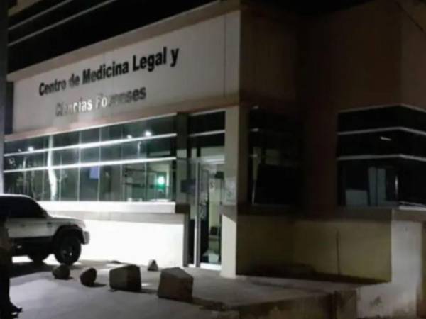 Las autoridades policiales no descartan que el crimen esté relacionado con conflictos personales o amenazas previas.