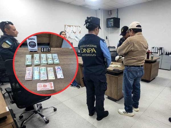 Autoridades policiales cuentan el dinero decomisado en el aeropuerto.