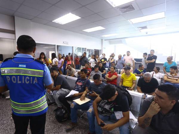 Sampedranos en espera de licencias para conducir en la oficinas de la Dirección Nacional de Vialidad y Transporte (DNVT).