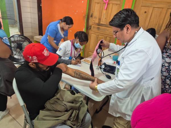 Personal médico y autoridades de la Región de Salud de Atlántida durante el inicio de las atenciones gratuitas en el Gimnasio Azcona.