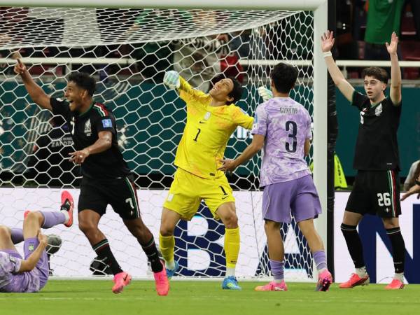 Luis Romo celebrando el gol marcado ante el lamento de los surcoreanos.