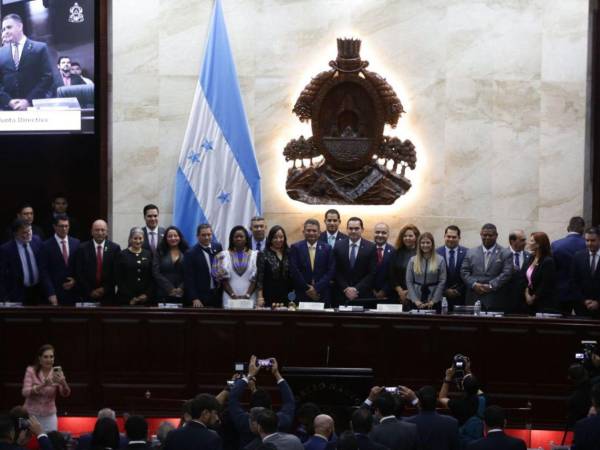 La junta directiva en propiedad tras ser juramentada.