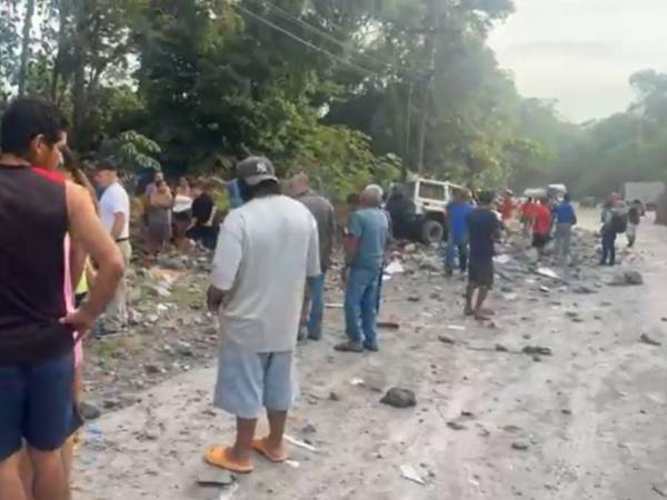 De acuerdo con los reportes iniciales, una rastra impactó contra dos motociclistas y terminó colisionando contra una Toyota Land Cruiser. Fotografía cortesía de <b><a rel=nofollow href=https://web.facebook.com/profile.php?id=100075858823006&amp;__cft__[0]=AZg9wnSoNVH5r5aeqMWW4vEevAMfF0biRzX3NWoGmzeFhI_JMliUMZBc-hB7HsJUVS_fOncPupBLUuQlcPJJYUJ8IugE_0e6queEpG3ofX4u9kcrUPh97F7pcUPiiEs3XuX5JrrPDLq-0Q7e-IlWmkE3nKmx9p1r1jo0R7AcHDNhrPigOBlmp7pj5rVAHIK0SV5o1FyfGVxnXmeV1c0FAMA&amp;__tn__=-UC%2CP-R>LPS La Prensa Santacruzana</a></b>.