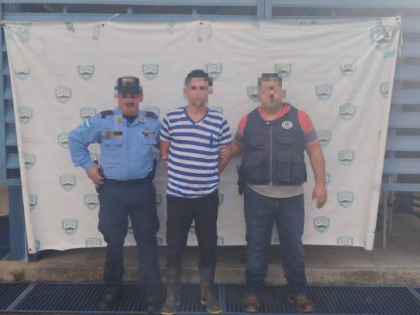 Según informaron las autoridades, el hombre fue sorprendido en el lugar donde estaba atacando al animal.