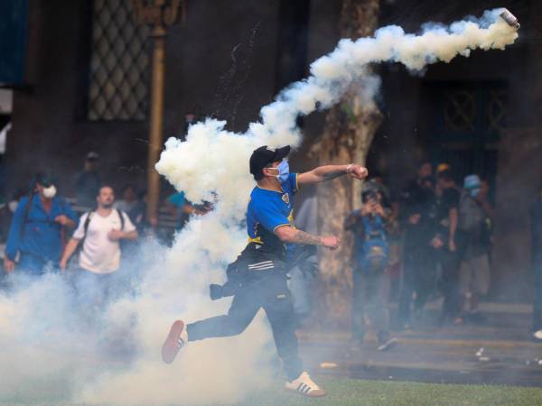 Un manifestante se enfrenta a miembros de la policía argentina este miércoles, frente al Congreso de la Nación en Buenos Aires.