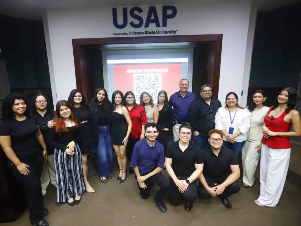 Estudiantes de la carrera de CCYP, panelistas, el decano Israel Cruz y la licenciada Yosseline Galvez encabezaron la segunda edición de Hablemos de Medios.