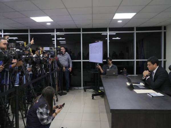 Marlon Ochoa, consejero del Consejo Nacional Electoral durante una comparecencia de prensa en la capital.