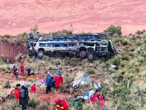 El número de personas fallecidas por la caída de un autobús de transporte público que chocó con otro vehículo y rodó por un barranco en la carretera que une las regiones bolivianas de Potosí y Oruro subió a 31 y el número de heridos se contabiliza en 22, según informó este lunes la Policía del país suramericano.