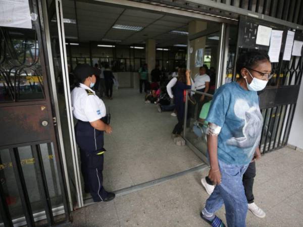 Imagen de archivo de LA PRENSA de las afueras del IHSS en Tegucigalpa.