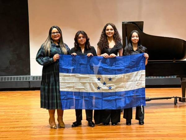 Cristina Mejía, directora Ejecutiva de la Fundación Filarmónica de San Pedro Sula, junto a las estudiantes de música: Candy Fletes (Viola), Lizi Zelaya (Cello) y Rebecca Orellana (Cello).
