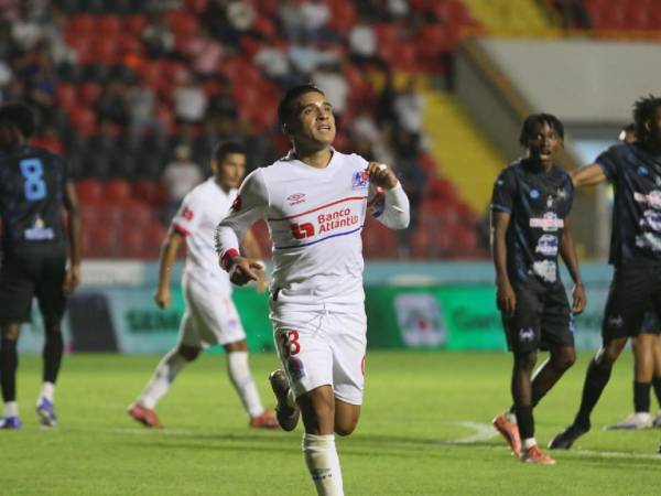 Chirinos fue el MVP del juego en el estadio Nacional con un par de goles.
