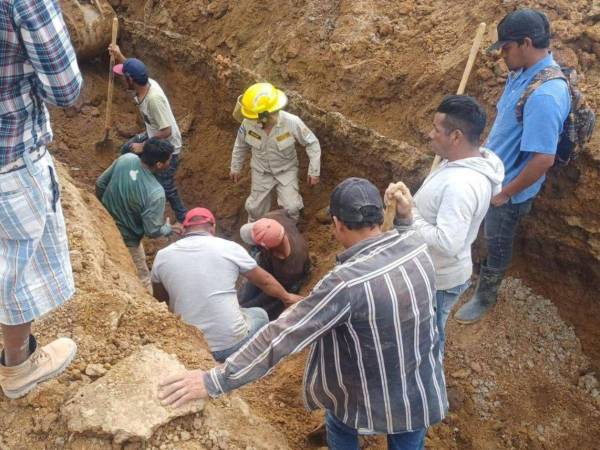 El Cuerpo de Bomberos, junto a los compañeros de Fernando Alexis Vásquez, trabajó en la recuperación de su cuerpo.