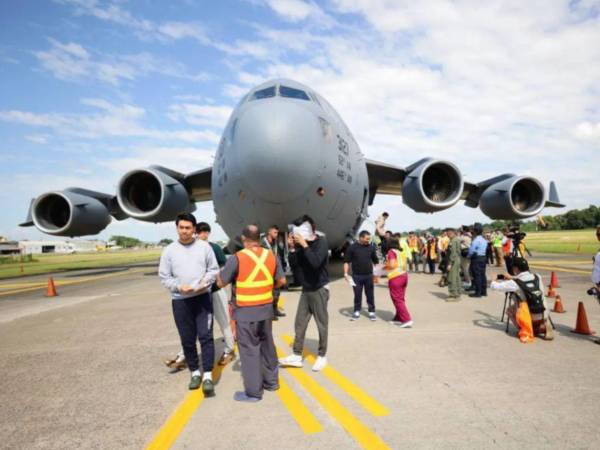 Un vuelo de deportados llegando a Honduras a principios de <a rel=noopener noreferrer href=https://www.laprensa.hn/honduras/segundo-pais-mas-deportados-recibe-eeuu-EH26120703 target=_blank>2025.</a>